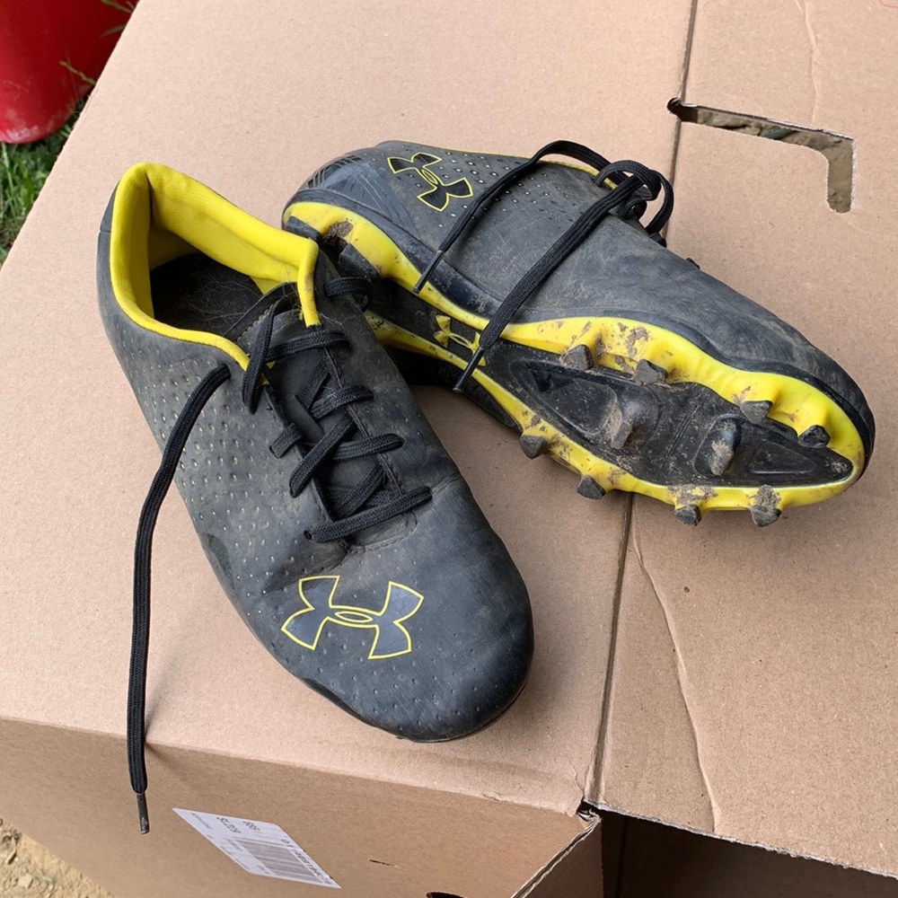 Under Armour woman’s size 7 used cleats.